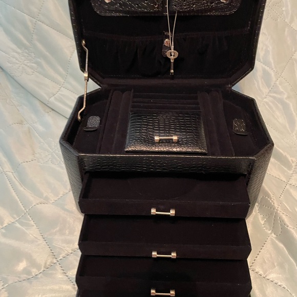 Elegant Black Jewelry Box - Picture 5 of 8
